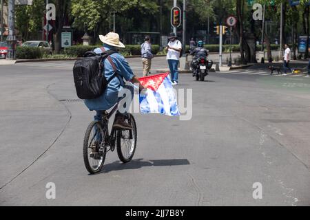 Mexico, CDMX, Mexique. 23rd juillet 2022. Le mouvement mexicain de solidarité avec Cuba, a organisé une marche qui a culminé devant l'ambassade des États-Unis, pour commémorer l'anniversaire du début de la révolution cubaine, qui a eu lieu sur 26 juillet 1953. Les participants ont demandé la fin du blocus économique contre l'île. (Credit image: © Cristian Leyva/ZUMA Press Wire) Banque D'Images