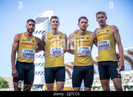 Eugene, États-Unis. 23rd juillet 2022. Athlétisme: Championnats du monde, relais 4x400 mètres, qualification, hommes: Patrick Schneider (TV Wattenscheid 01), Marc Koch (LG Nord Berlin), Marvin Schlegel (lac Erdgas Chemnitz) et Manuel Sanders (Olympia LG Dortmund) d'Allemagne se réunissent après qualification. Credit: Michael Kappeller/dpa/Alay Live News Banque D'Images
