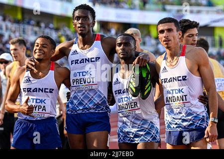 EUGENE, ÉTATS-UNIS - JUILLET 23 : Simon Boypa de France, Loic Prevot de France, Thomas Jordier de France, Teo Andant de France en compétition sur le relais masculin 4x 400m lors des Championnats du monde d'athlétisme sur 23 juillet 2022 à Eugene, États-Unis (photo d'Andy Astfalck/BSR Agency) Atletiekunie Banque D'Images