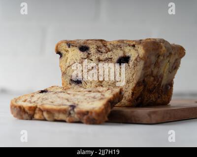 pain de myrtille cuit à la cannelle et tranchez avec des épices et des tourbillons Banque D'Images