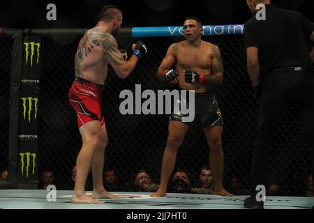 Greenwich, Londres, Londres, Royaume-Uni. 23rd juillet 2022. LONDRES, Royaume-Uni - 23 JUILLET : (G-D) Nicolas Dalby combat Cláudio Silva dans leur combat de poids-lourd pendant la soirée de combat de l'UFC : Blaydes v Aspinall à l'Arena O2 sur 23 juillet 2022, à Greenwich, Londres, Royaume-Uni. (Image de crédit : © Scott Garfitt/PX Imagens via ZUMA Press Wire) Banque D'Images