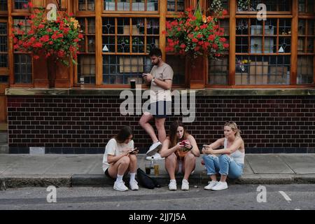 Londres, Royaume-Uni, 23rd juillet 2022. La façade du bâtiment du pub Churchill Arms de Kensington est décorée avec plus de 48 boîtes à fenêtre et 42 paniers suspendus remplis de plantes de literie d'été vibrantes. Le pub, connu pour ses magnifiques expositions saisonnières toute l'année, y compris les arbres de Noël en décembre, est populaire auprès des utilisateurs des médias sociaux. Les arrangements élaborés ont valu à l'établissement plusieurs prix de la London Gardens Society et du Chelsea Flower Show. Crédit : onzième heure Photographie/Alamy Live News Banque D'Images