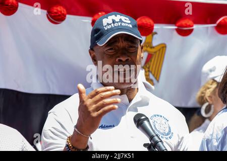 New York, États-Unis. 23rd juillet 2022. Le maire de New York, Eric Adams, prononce un discours lors d'un festival du patrimoine égyptien à Athens Square, dans le quartier Astoria de New York. Crédit : SOPA Images Limited/Alamy Live News Banque D'Images