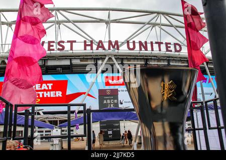 Londres, Royaume-Uni. 23rd juillet 2022. Torche commémorative pour les Jeux Olympiques de 2012, vue par le West Ham United Stadium à Stratford pour le Great Get Together Festival. Le dixième anniversaire des Jeux de Londres a été marqué par le Grand Festival de la collaboration qui s'est tenu au parc olympique Queen Elizabeth de Stratford pour un festival d'été. Le parc sera l'hôte d'un site de festival pendant l'été du dimanche 24 juillet au lundi 8 août, qui offrira un mélange d'écrans et de spectacles dans le nord du parc. Crédit : SOPA Images Limited/Alamy Live News Banque D'Images