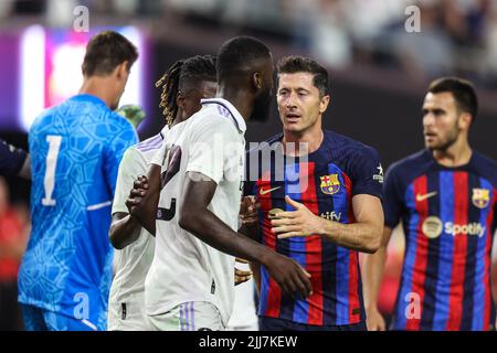 23 juillet 2022 : le milieu de terrain du Real Madrid Antonio Rudiger (22) est retenu par Robert Lewandowski (12) lors de la tournée des champions de football 22, avec le Real Madrid CF contre le FC Barcelone au stade Allegiant de Las Vegas, Nevada. Le FC Barcelona mène le Real Madrid CF à la mi-temps de 1 à 0. Christopher Trim/CSM. Banque D'Images