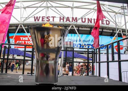 Londres, Royaume-Uni. 23rd juillet 2022. Torche commémorative pour les Jeux Olympiques de 2012, vue par le West Ham United Stadium à Stratford pour le Great Get Together Festival. Le dixième anniversaire des Jeux de Londres a été marqué par le Grand Festival de la collaboration qui s'est tenu au parc olympique Queen Elizabeth de Stratford pour un festival d'été. Le parc sera l'hôte d'un site de festival pendant l'été du dimanche 24 juillet au lundi 8 août, qui offrira un mélange d'écrans et de spectacles dans le nord du parc. (Photo de David Mbiyu/SOPA Images/Sipa USA) Credit: SIPA USA/Alay Live News Banque D'Images