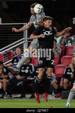 WASHINGTON, DC, États-Unis - 23 JUILLET 2022 : le défenseur des FC de Montréal Joel Waterman (16) bat le milieu de terrain de D.C. United Jackson Hopkins (25) à un titre lors d'un match MLS entre D.C United et C.F. Montréal, on 23 juillet 2022, à Audi Field, à Washington, CC. (Photo de Tony Quinn-Alay Live News) Banque D'Images