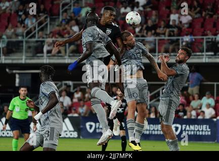 WASHINGTON, DC, USA - 23 JUILLET 2022 : Donovan Pines, défenseur du Washington DC United (23) au-dessus de Montréal, se dirige d'un coup de pied de coin lors d'un match MLS entre D.C United et C.F. Montréal, on 23 juillet 2022, à Audi Field, à Washington, CC. (Photo de Tony Quinn-Alay Live News) Banque D'Images