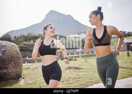 Amis pour toujours dans la vie et la forme physique. Deux jeunes femmes en forme vont courir dans un parc. Banque D'Images