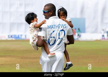 Galle, Sri Lanka. 24th juillet 2022. Angelo Mathews, de Sri Lanka, est photographié avec ses enfants avant le début du match de cricket de 1st jours entre le Sri Lanka et le Pakistan de 2nd au stade international de cricket de Galle, à Galle, le 24th juillet 2022. Viraj Kothalwala/Alamy Live News Banque D'Images