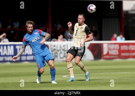 Theo Archibald d'Orient et Elliot Johnson de Dagenham lors de Dagenham & Redbridge vs Leyton Orient, match de football amical au Chigwell Construc Banque D'Images