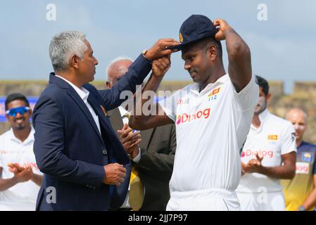 Galle, Sri Lanka. 24th juillet 2022. Angelo Mathews du Sri Lanka reçoit sa casquette de 100th de l'ancien Cricketer sri-lankais Chaminda Vaas (L) au cours de la 1st journée du match de cricket de 2nd entre le Sri Lanka et le Pakistan au stade international de cricket de Galle à Galle, le 24th juillet 2022. Viraj Kothalwala/Alamy Live News Banque D'Images