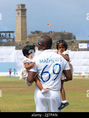 Galle, Sri Lanka. 24th juillet 2022. Angelo Mathews, de Sri Lanka, est photographié avec ses enfants avant le début du match de cricket de 1st jours entre le Sri Lanka et le Pakistan de 2nd au stade international de cricket de Galle, à Galle, le 24th juillet 2022. Viraj Kothalwala/Alamy Live News Banque D'Images