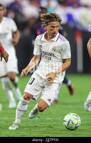 Las Vegas, Nevada, États-Unis. 23rd juillet 2022. Luka Modric, milieu de terrain du Real Madrid (10), contrôle le ballon lors de la tournée des champions de football 22 avec le Real Madrid CF vs FC Barcelona au stade Allegiant de Las Vegas, Nevada. Le FC Barcelone a battu le Real Madrid CF de 1 à 0. Christopher Trim/CSM/Alamy Live News Banque D'Images