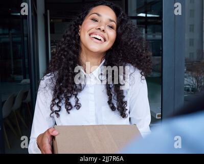 Merci d'être toujours à l'heure. Une jeune femme reçoit sa livraison du service de messagerie. Banque D'Images