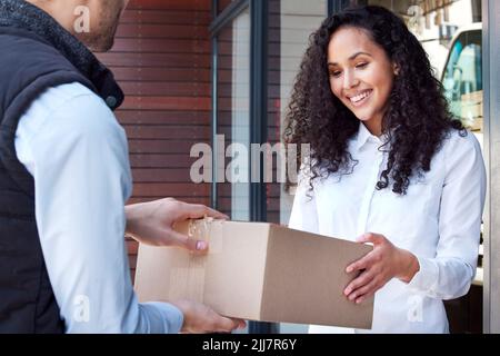 Je vous remercie d'avoir laissé tomber cette question. Une jeune femme a reçu sa livraison du service de messagerie. Banque D'Images