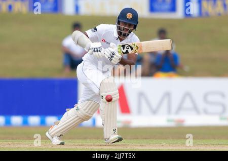 Galle, Sri Lanka. 24th juillet 2022. Le capitaine du Sri Lanka, Dimuth Karunaratne, joue un tir pendant les 1st jours du match de cricket de 2nd entre le Sri Lanka et le Pakistan au stade international de cricket de Galle, à Galle, le 24th juillet 2022. Viraj Kothalwala/Alamy Live News Banque D'Images