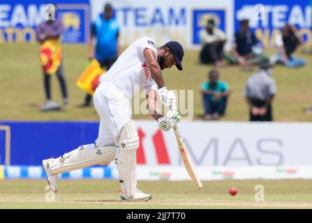 Galle, Sri Lanka. 24th juillet 2022. Le capitaine du Sri Lanka, Dimuth Karunaratne, joue un tir pendant les 1st jours du match de cricket de 2nd entre le Sri Lanka et le Pakistan au stade international de cricket de Galle, à Galle, le 24th juillet 2022. Viraj Kothalwala/Alamy Live News Banque D'Images