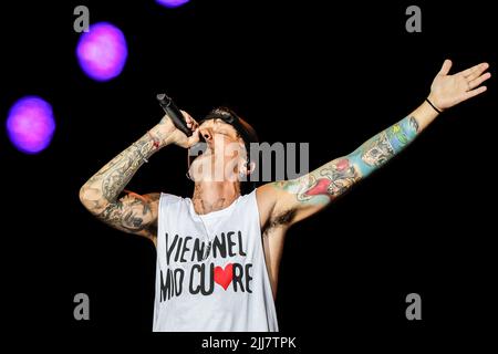 Milan, Italie. 23rd juillet 2022. Niccolo Moriconi, mieux connu sous le nom d'Ultimo, joue en direct sur scène pendant le Stadi 2022 au stade San Siro. Crédit : SOPA Images Limited/Alamy Live News Banque D'Images