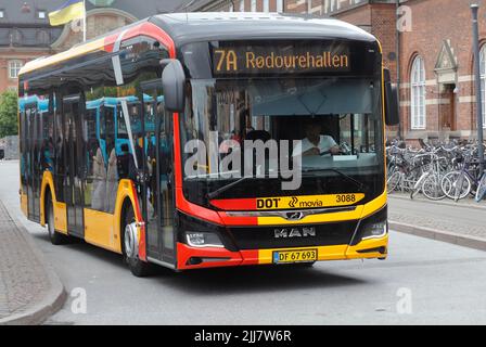 Copenhague, Danemark - 14 juin 2022: Vue de face d'un bus de ville en service sur la ligne 7A à l'extérieur de la gare centrale. Banque D'Images