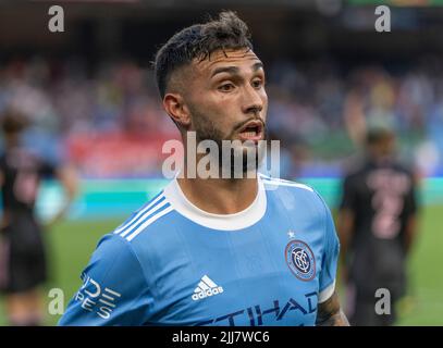 New York, NY - 23 juillet 2022 : Valentin Castellanos (11) des attaques du NYCFC pendant le match de la saison régulière de la MLS contre l'Inter Miami au stade Yankee Banque D'Images