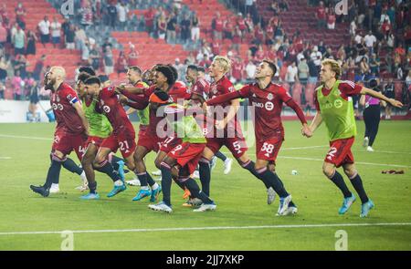 Toronto, Canada. 23rd juillet 2022. Les joueurs du FC de Toronto célèbrent la victoire après le match de football de la Ligue majeure de football (MLS) de 2022 entre le FC de Toronto et le FC de Charlotte à BMO Field, à Toronto, au Canada, en Ontario, à 23 juillet 2022. Credit: Zou Zheng/Xinhua/Alamy Live News Banque D'Images