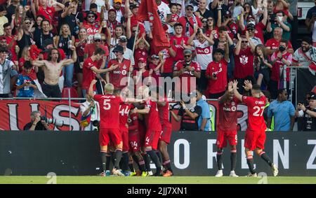 Toronto, Canada. 23rd juillet 2022. Les joueurs du Toronto FC célèbrent le pointage lors du match de football de la Ligue majeure (MLS) de 2022 entre le Toronto FC et le Charlotte FC à BMO Field, à Toronto, au Canada, en Ontario, 23 juillet 2022. Credit: Zou Zheng/Xinhua/Alamy Live News Banque D'Images