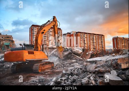 Pelle hydraulique avec presses à concasseur pile de ciment renforcé Banque D'Images