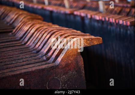 Texture des lingots d'anode de cuivre dans l'ancien atelier de fusion de métaux Banque D'Images