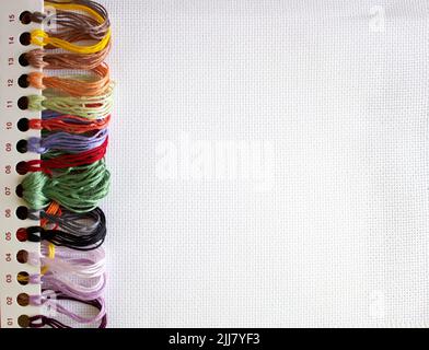 Ensemble de fils colorés pour la broderie pour commencer la couture croisée avec l'espace de copie vue du dessus Banque D'Images