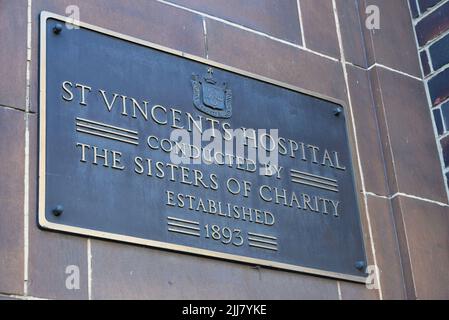 Plaque à l'extérieur de l'hôpital public St Vincent à Melbourne, notant la création de l'hôpital par les Sœurs de la Charité en 1893 Banque D'Images