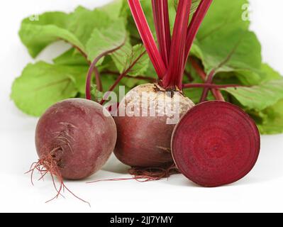 Betteraves fraîches avec des feuilles, Beta vulgaris, isolé sur fond blanc, légumes racines biologiques sains avec beaucoup de vitamines et de minéraux Banque D'Images