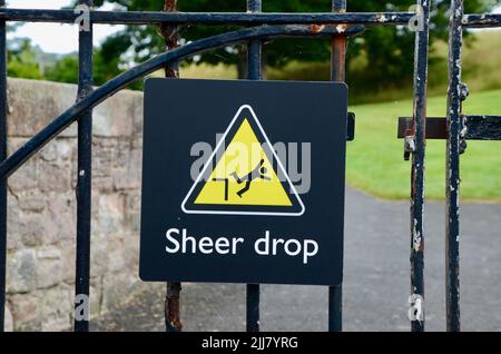 panneau d'avertissement pour la chute de berwick sur les murs de quai en tweed northumberland angleterre grande-bretagne 2022 Banque D'Images