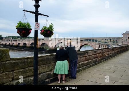 le vieux couple admirera la vue depuis les murs du quai berwick sur le tweed northumberland angleterre grande-bretagne 2022 Banque D'Images