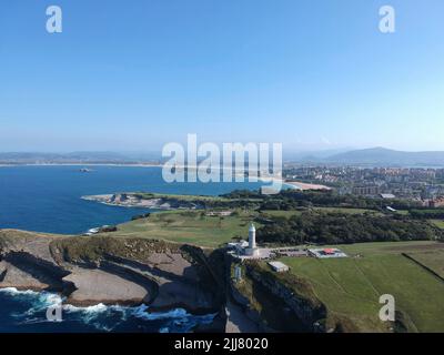 Vue aérienne du phare de Faro Cabo Mayor dans la ville de Santander, région de Cantabria en Espagne Banque D'Images