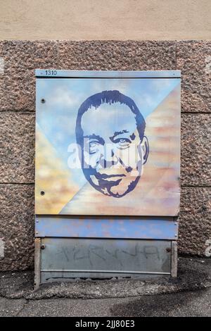 Mika Waltari stencil graffiti sur enceinte électrique ou armoire de rue devant Tunturikatu 13 dans le district d'Etu-Töölö à Helsinki, en Finlande Banque D'Images