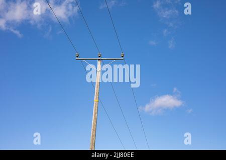 Ancien poteau de service en bois ou poteau électrique contre ciel bleu Banque D'Images