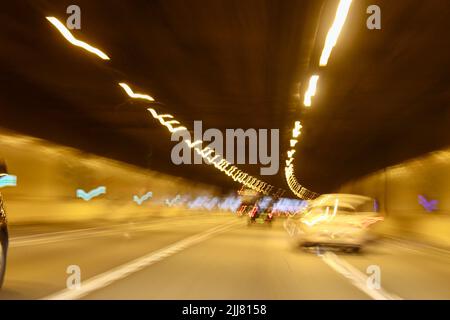 Tunnel hatfield sur l'autoroute A1 M avec des voitures floues et des lumières angleterre Royaume-Uni Banque D'Images