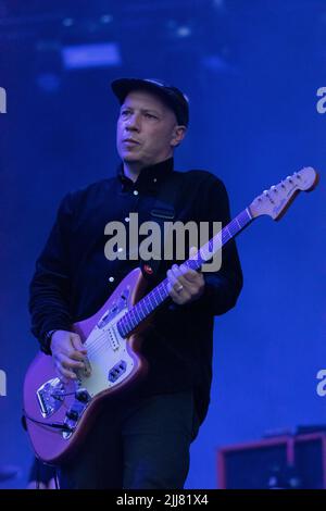 Stuart Leslie Braithwaite, musicien écossais, chanteur et compositeur du groupe post-rock Mogwai, sur la scène de Lovell. Bluedot Festival Cheshire en face du célèbre télescope Lovell. Du 21 au 24 juillet au site du patrimoine mondial de l'UNESCO, Jodrell Bank, Cheshire Royaume-Uni, Bluedot est un festival de découverte de trois jours qui est un mélange d'artistes, de conférenciers, des scientifiques et des artistes dans un événement différent de n'importe quel sur terre. L'événement de cette année est le vendredi, la Metronomy (samedi), Mogwai (samedi), avec Björk en tête du dimanche soir avec une performance emblématique Banque D'Images