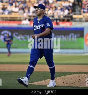 Los Angeles, États-Unis. 24th juillet 2022. Les Dodgers de Los Angeles, le lanceur Julio Urias, s'enroulent sur le terrain après avoir terminé six gains indémodables contre les Giants de San Francisco, La dernière performance forte d'une rotation de Dodgers qui a combiné pour 17 gains droits pour commencer la deuxième moitié de la saison sans permettre une course gagnée au stade de Dodger à Los Angeles samedi, 23 juillet 2022. Photo de Jim Ruymen/UPI crédit: UPI/Alay Live News Banque D'Images