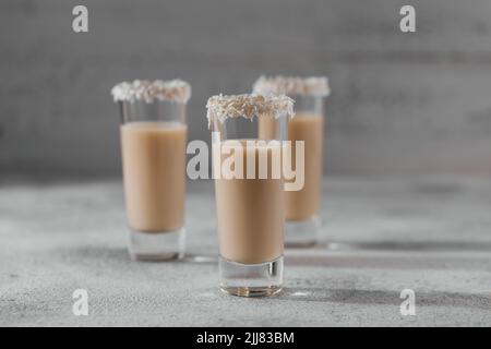 Crème irlandaise ou liqueur de café avec flocons de noix de coco Banque D'Images