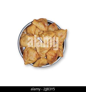 Plat de samosa maison indien isolé sur fond blanc. Image de la nourriture et du goût épicés indiens. Banque D'Images