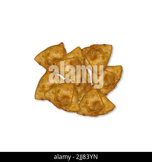 Petite pile de samosa isolée sur fond blanc. Samosa indien fait maison. Banque D'Images