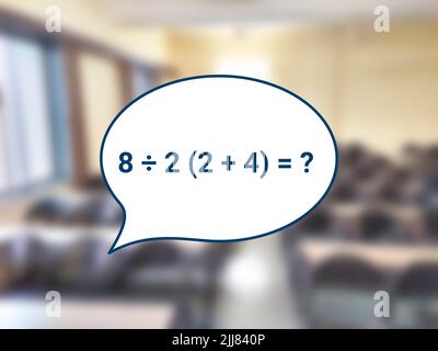 somme mathématique en forme de massage isolée sur une vue floue de la salle de classe. concept pour la rentrée. Banque D'Images