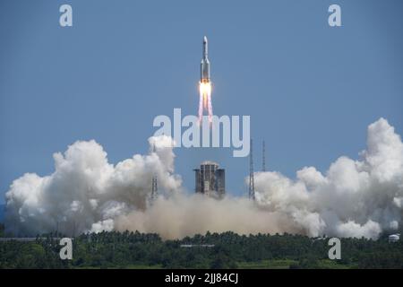 (220724) -- WENCHANG, 24 juillet 2022 (Xinhua) -- Une longue fusée porteuse de mars 5B Y3, transportant un module de laboratoire Wentian, sort du site de lancement du vaisseau spatial Wenchang dans la province de Hainan, au sud de la Chine, au 24 juillet 2022. Selon l'Agence spatiale chinoise habitée (CMSA), la fusée s'est enrabée du site de lancement de l'engin spatial Wenchang sur la côte de la province sud de l'île de Hainan à 2 h 22 (heure de Pékin). Environ 495 secondes plus tard, Wentian s'est séparé de la fusée et est entré dans l'orbite prévue. Le lancement est un succès complet, a déclaré le CMSA. (Module Xinhua/Li) Banque D'Images