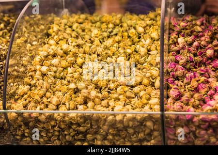 Gros plan de différents thé naturel sec de roses de fines herbes dans la boîte spéciale sur le marché de rue Banque D'Images