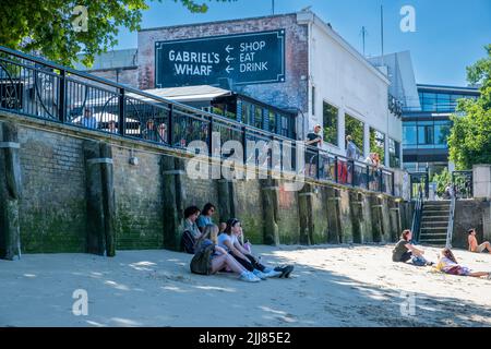 La plage de la Tamise au-dessous de Gabriel's Wharf à Southwark, Londres, Angleterre Banque D'Images