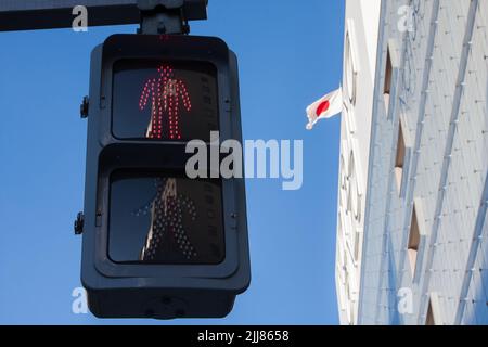 Un signal de passage piéton japonais indiquant un chiffre rouge signifiant « arrêt » ou « ne pas traverser », Tokyo, Japon. Banque D'Images