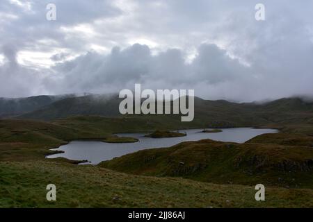 Brouillard et nuages qui s'enlevont d'angle Tarn en Angleterre. Banque D'Images