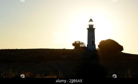 La silhouette du phare au coucher du soleil. Parc archéologique de Paphos. Chypre Banque D'Images